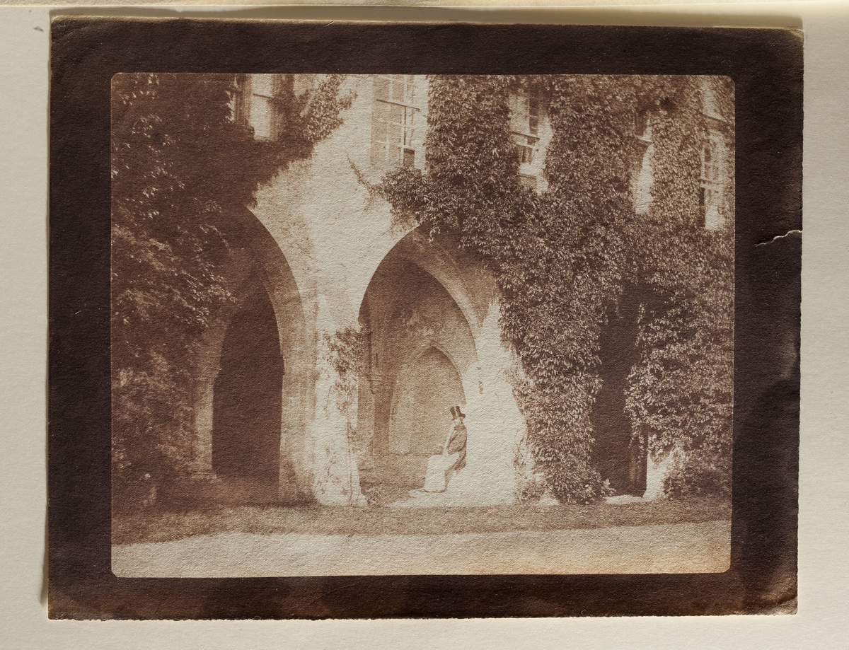 Originalkalotyp. "The Ancient Vestry", eller Calvert Jones vid Lacock Abbey, troligen den 9 september, 1845.