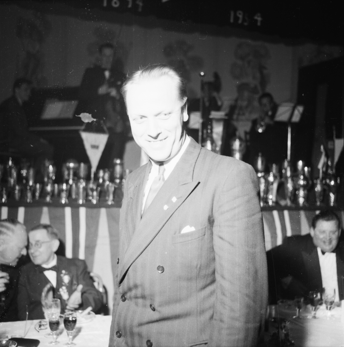 Vardens arkiv. "Odd Ballklubbs 60års jubileumsfest i Festiviteten" 03.04.1954