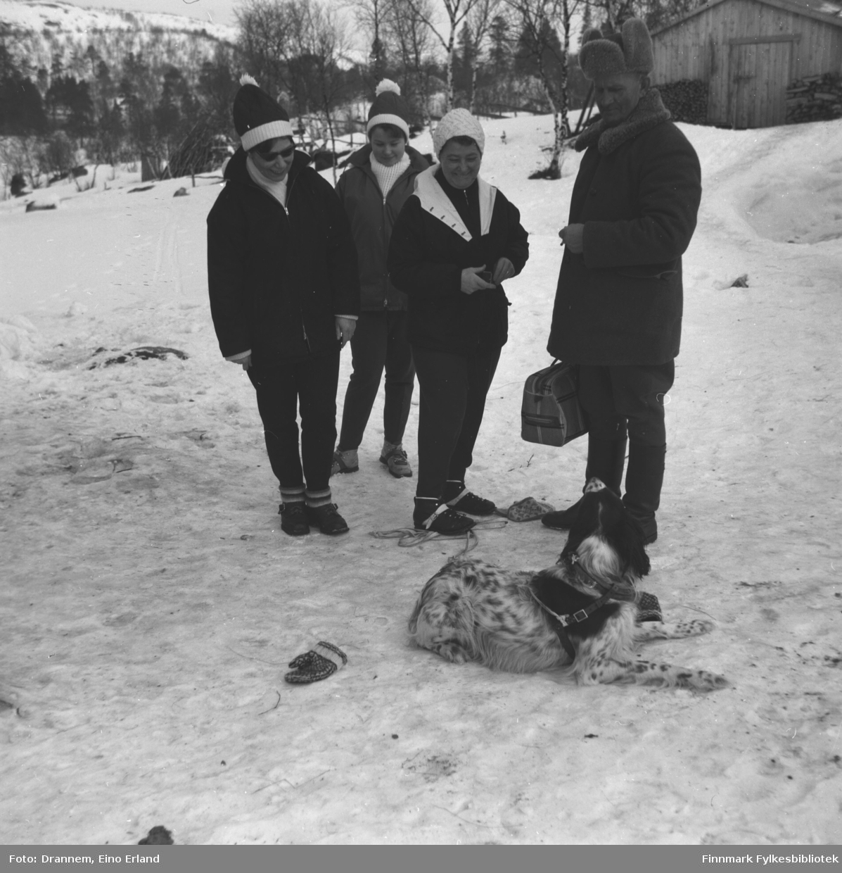 Fire personer ute på en gårdsplass. De er fra venstre: Jenny Drannem, Turid Karikoski, Sonja Lappalainen, Uuno Lappalainen og hunden Rexi liggende foran personene.