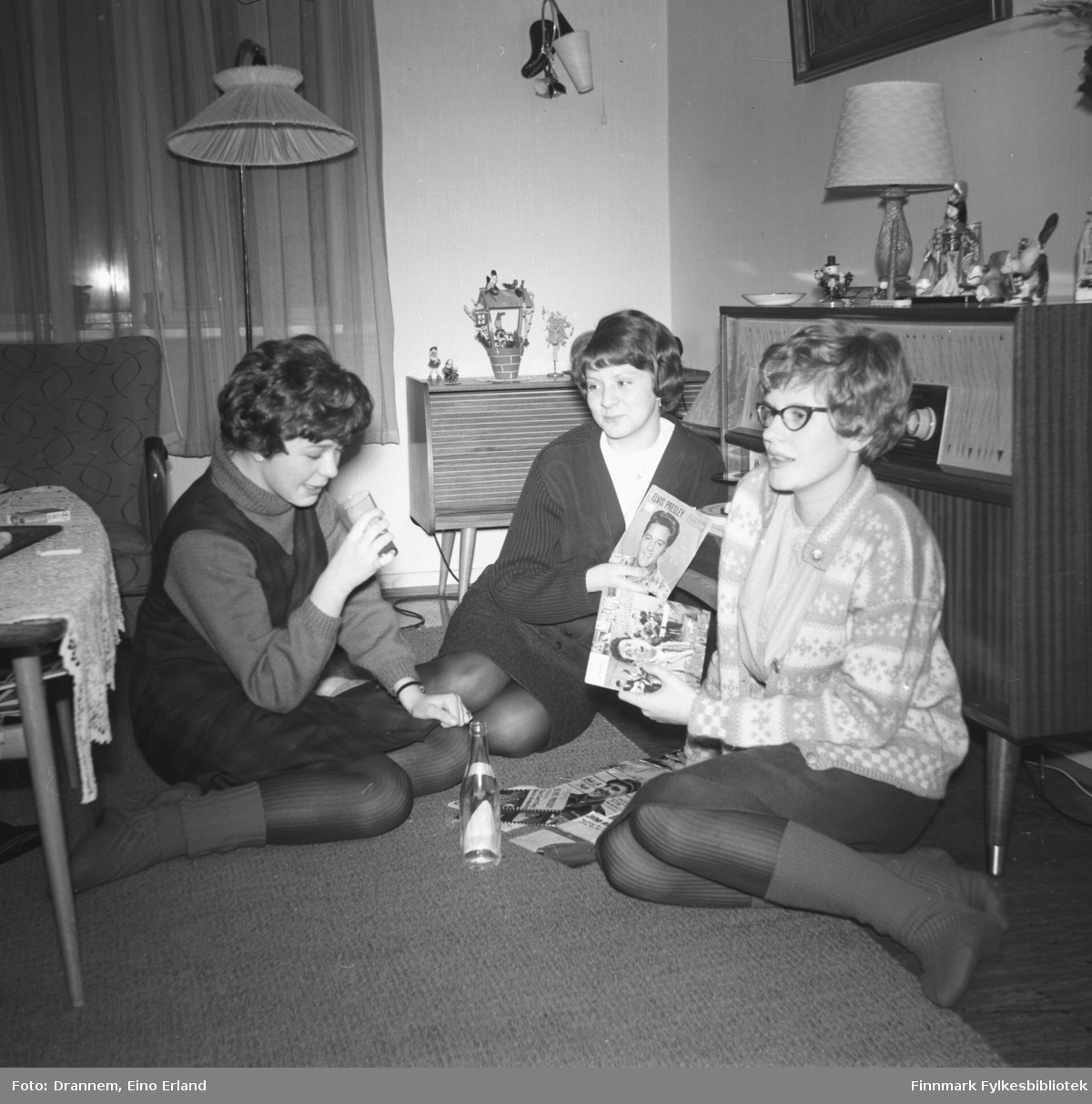 Tre jenter sitter i stua i familien Drannems leilighet. Jenta til venstre på bildet er ukjent, i midten sitter Inger Haugen og til høyre sitter Mali Engedal.