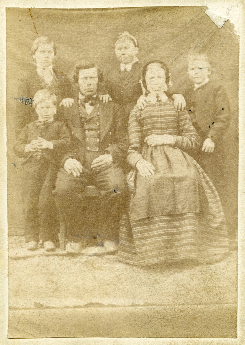Familieportrett av Arne og Sidsel Brænden med barn.