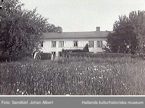 Alfred Johanssons gård i Hjörne, Veddige. Bild E2385: manhuset från söder. E2386: Östra gaveln. Profilen av utbyggnaden åt gårdssidan syns. Se VMA4236.