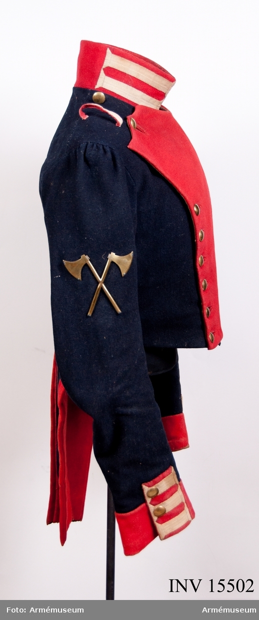 Grupp C I.
Frack av mörkblått kläde med röd krage, ärmuppslag och bröstrevär.