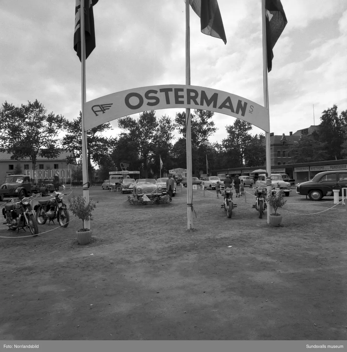 Ostermans bilfirma på Köpmangatan visar bilar och motorcyklar på Sundsvallsutställningen 1954.