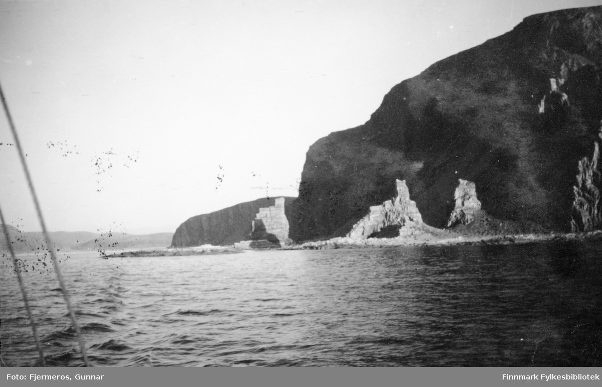 Steinformasjonen Finnkirka utenfor Kjøllefjord fotografert en vårdag i 1946.