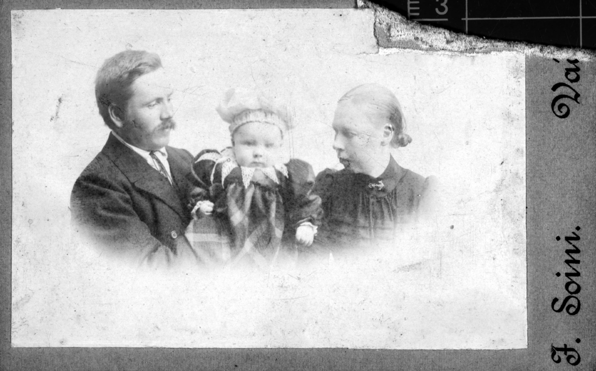 Familieportrett av skreddermester Emil Halto med kona Hilda og sønnen Aage Halto.