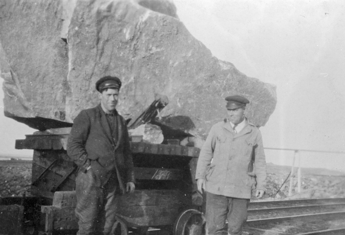 Bruddområdet i Berlevåg ca. 1933. Den største steinen veide ca. 20 tonn. Fra venstre ser vi Håkon Offersøy, som var bas. Til høyre for han, Johan G. Schanche, som var arbeidsformann.