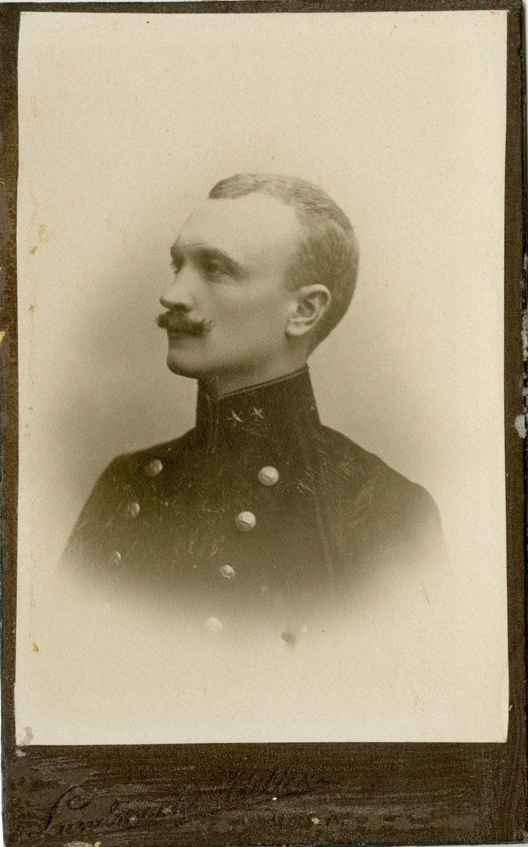 Porträtt av Helge Karl Rudolf Malmberg, kapten vid Hälsinge regemente I 14.