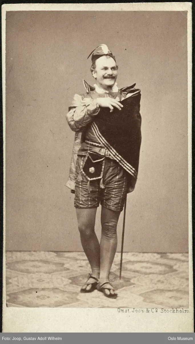 portrett, mann, operasanger, rollebilde, Mefistofeles i "Faust", stående helfigur, kostyme