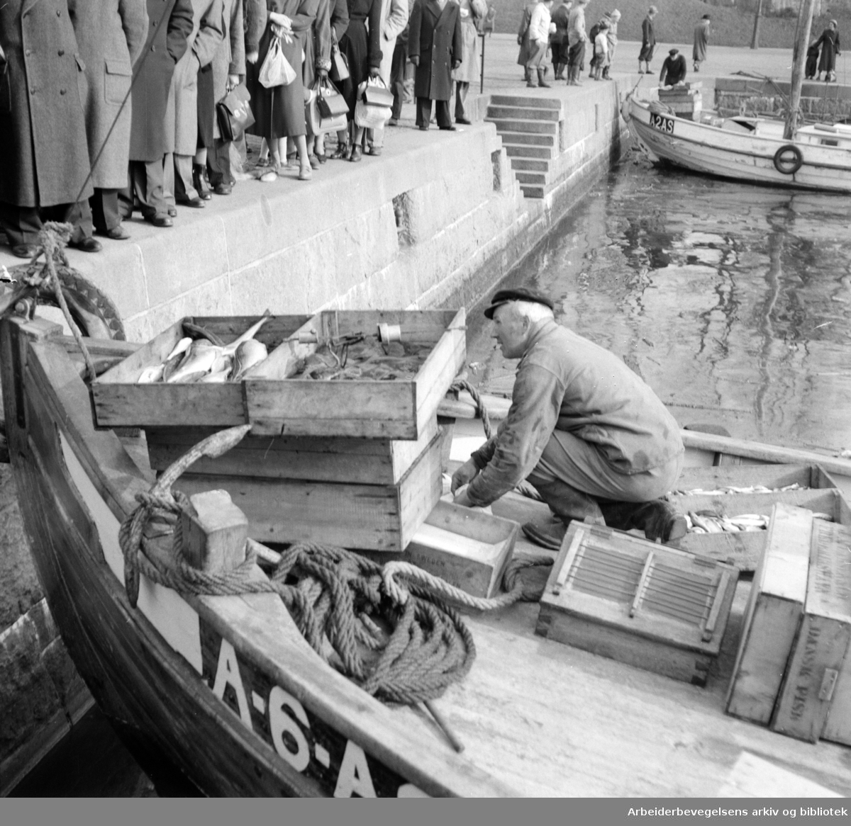 Oslo Havn: Honnørbrygga:.Fisk- og rekesalg.Mars 1953