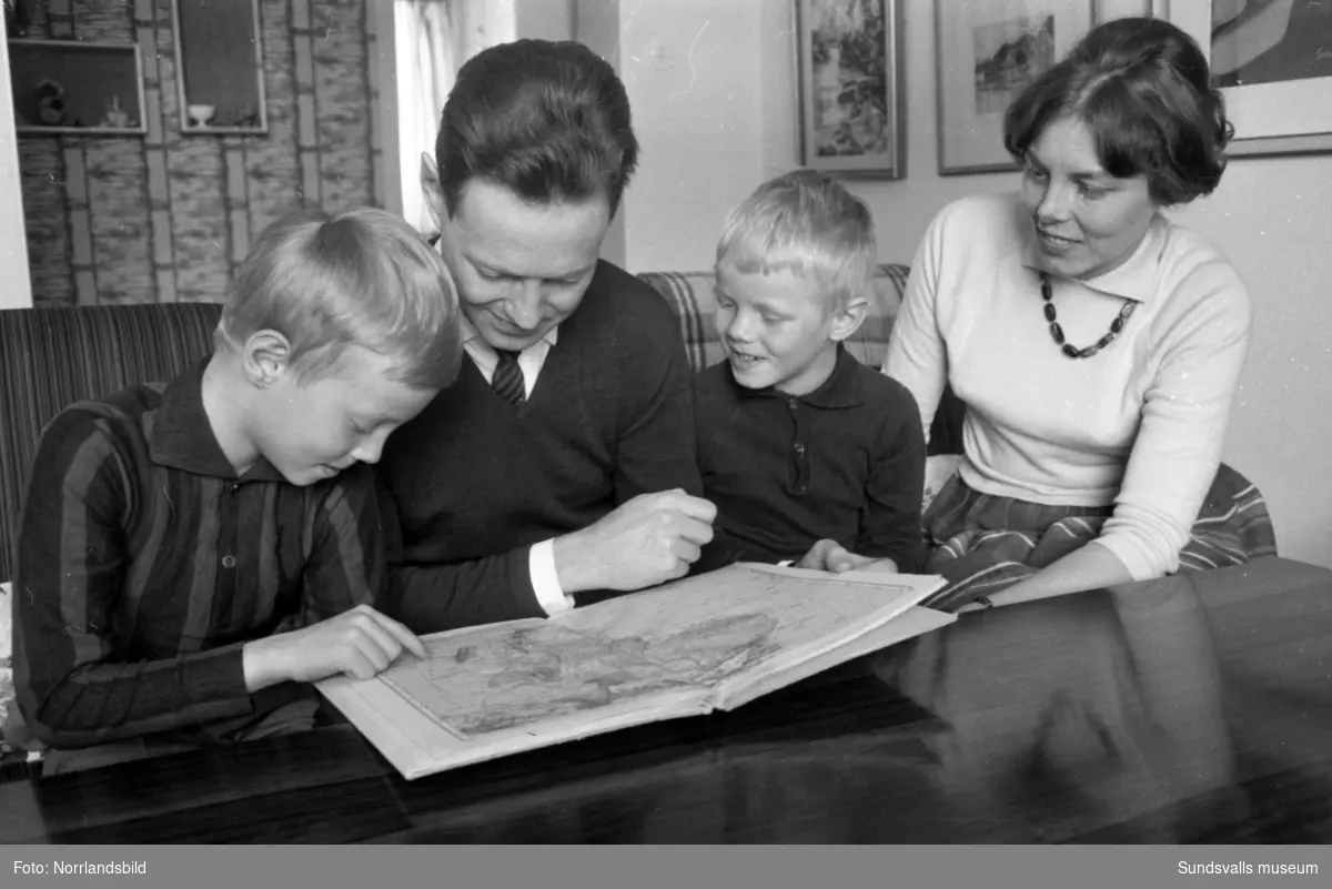 Familjen Wetterdal i Sundsvall planerar inför en resa till Liberia i Västafrika. Göran och Ingrid Wetterdal med sönerna Mikael och Håkan.