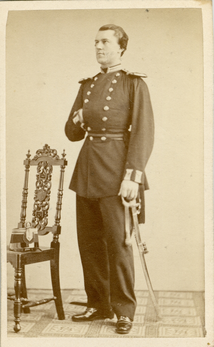 Porträtt av Arvid Fredrik Vilhelm von Mentzer, underlöjtnant vid Jönköpings regemente I 12.
Se även bild AMA.0021982.