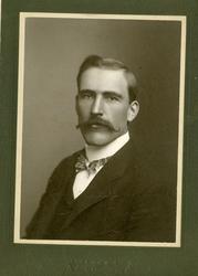 Portrett av ung mann. Tatt i Amerika.