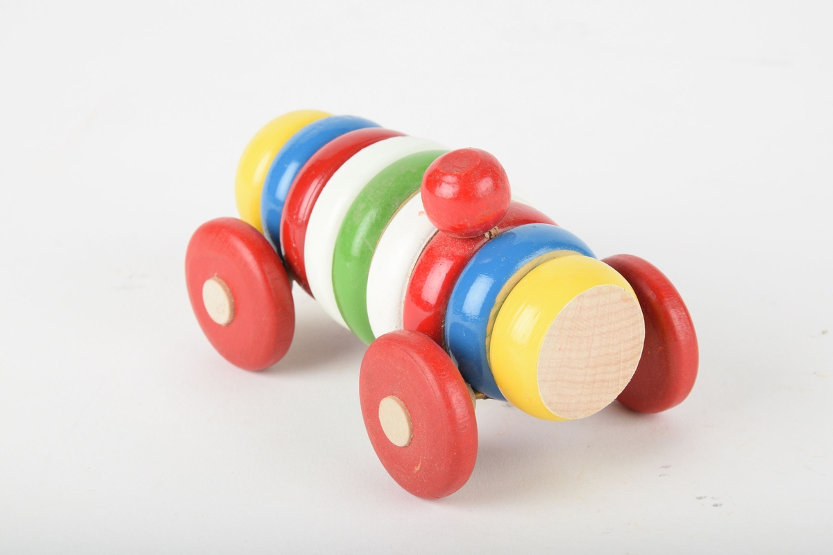 Sammensatt av en rekke dreide ringer i forskjellige farger, tredd på en aksel. Satt på hjul.