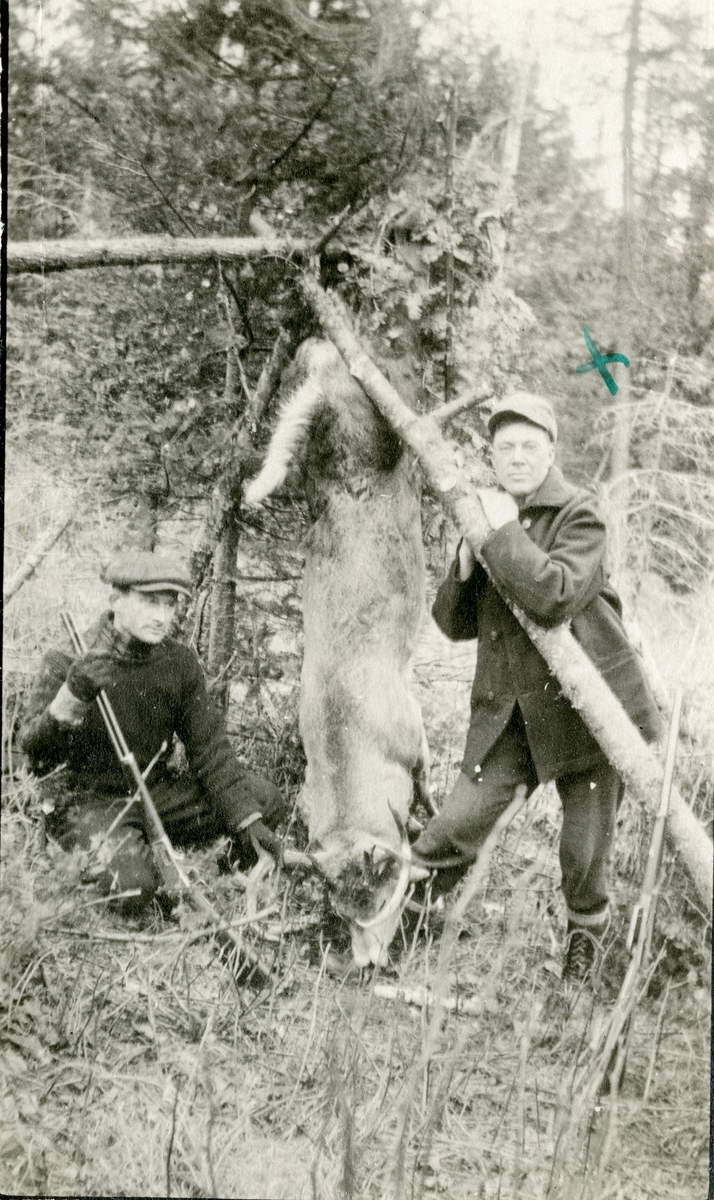Haldor Knatvold til høyre og en jaktkamerat avbildet med en bukk de har felt. I Amerika.