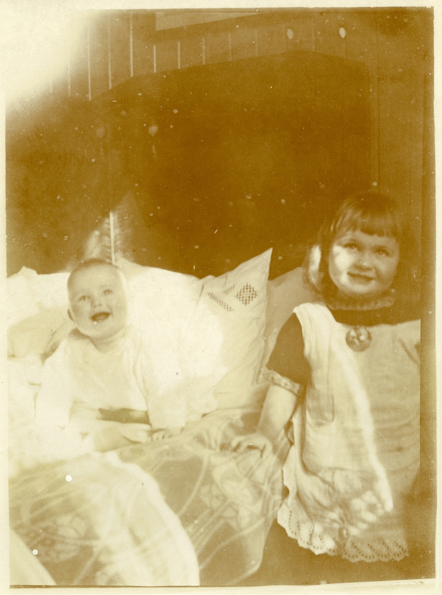Barnefoto av Per og Randi Islandsmoen. Tatt i april 1923.