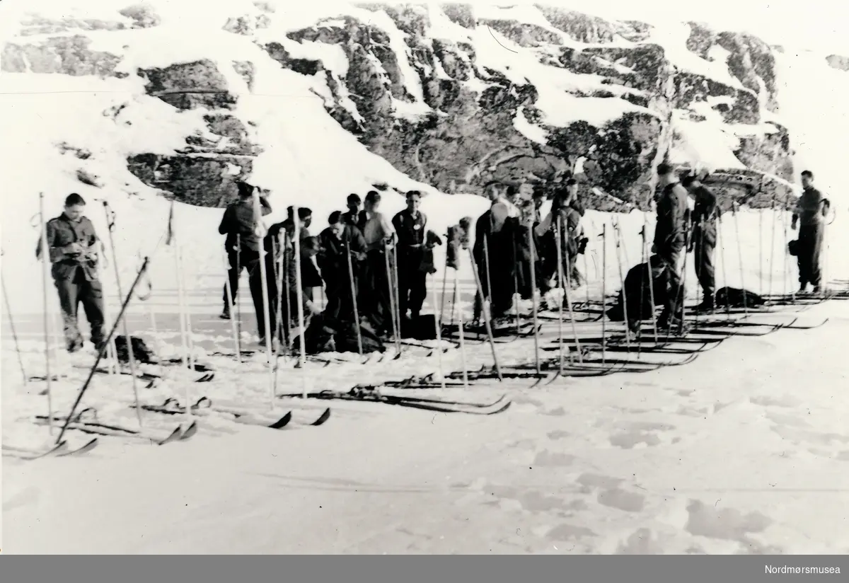 Soldater som har tatt av seg eller er i ferd med å ta av seg skiene.
