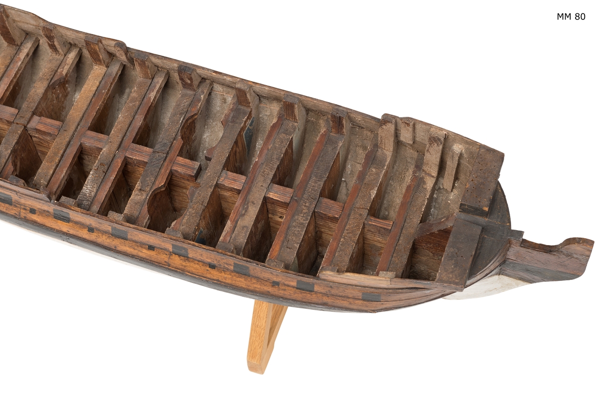Skrovmodell av fartyg från 1700-talet, med bordläggningen limmad på gavlar, utan däck, inredning och akterspegel men med uppbyggd galjon. Modellens skrov är på insidan tätad med tjock färg samt uttag mellan gavlarna troligen för barlasttyngder. På insidan av gavlarna texten Jarramas. Modell av trä, på utsidan fernissad men berghulten är svartmålad och med svarta kanonportar. Under vattenlinjen målad med vit färg som delvis har flagat och sekundärt bättrats.