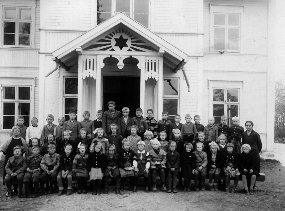 1.,2. og 3. klasse ved Hernes skole,høsten 1941
