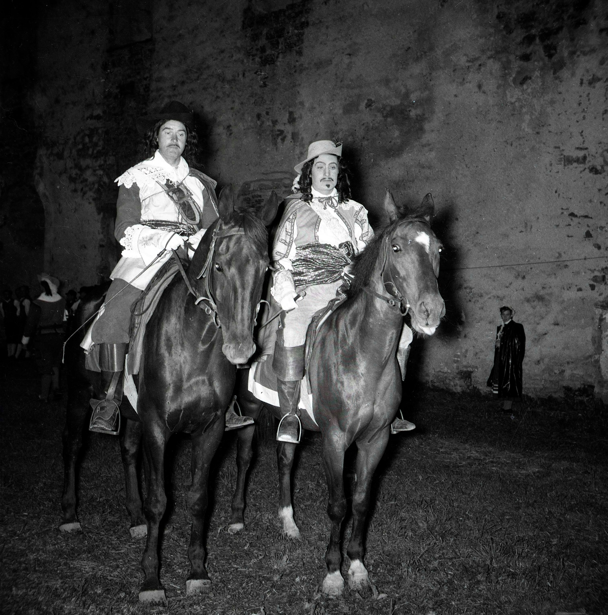 Ruinspelen, Borgholms slott.
Två herrar i teaterkostym som rider på varsin häst.