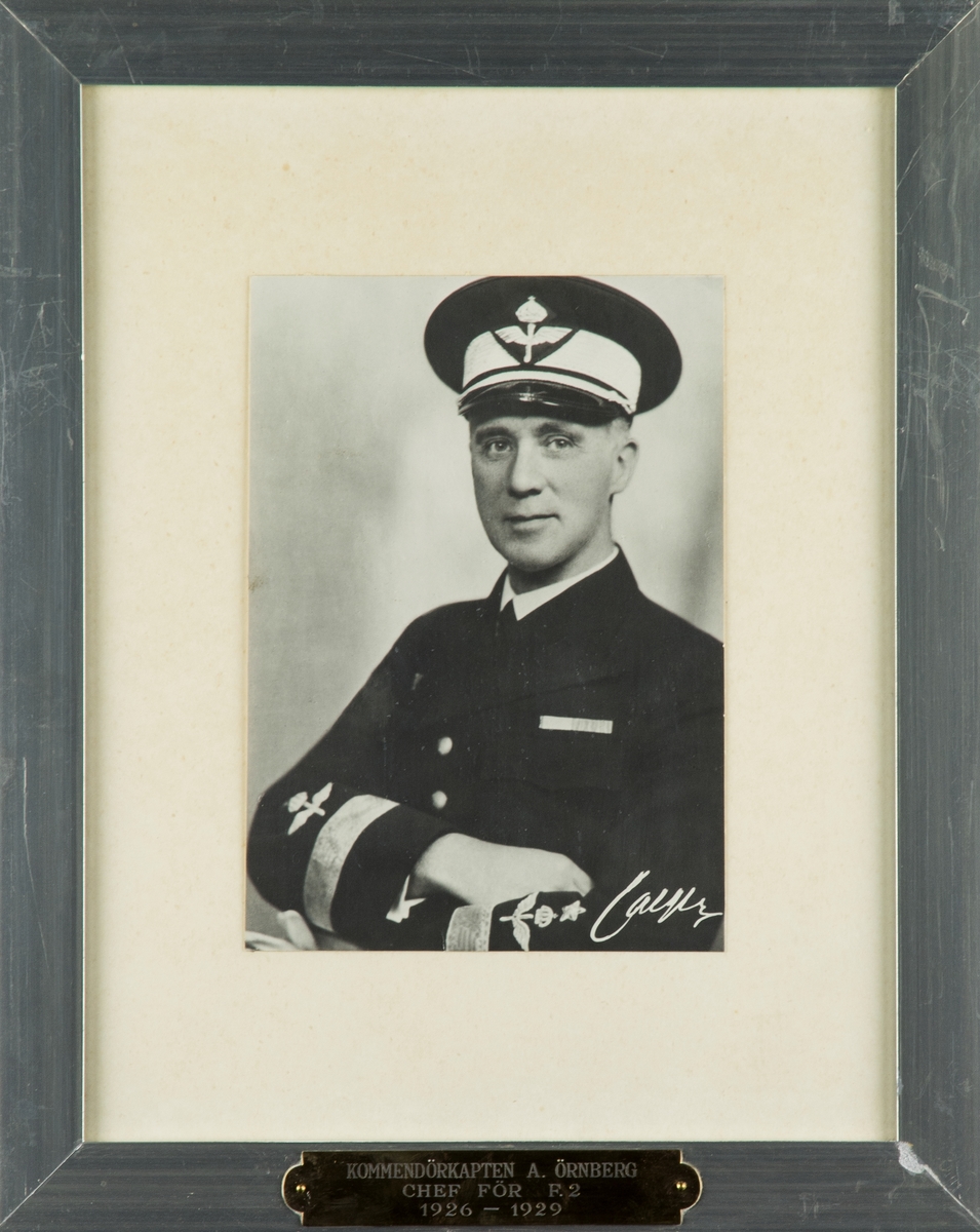 Porträttfotografi av Arthur Örnberg, chef för F 2 Roslagens flygflottilj 1926-1929. Inramat foto.