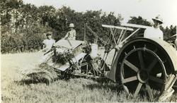 Traktor og selvbinder i bruk på kornåker. Elmer Lysaker.