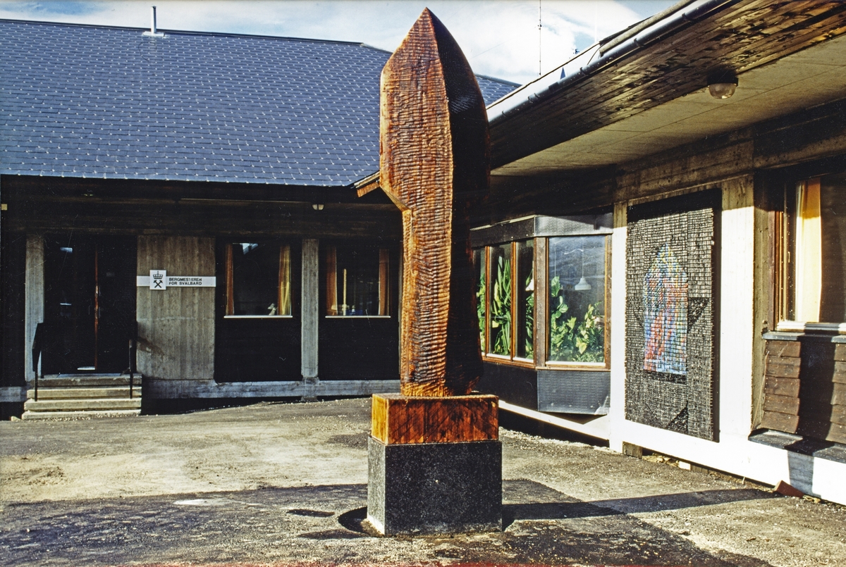 I 1995 brant Sysselmannens kontor til grunnen. Flere av kunstverkene ble ødelagt. Dette ble totalskadet og måtte kondemneres.