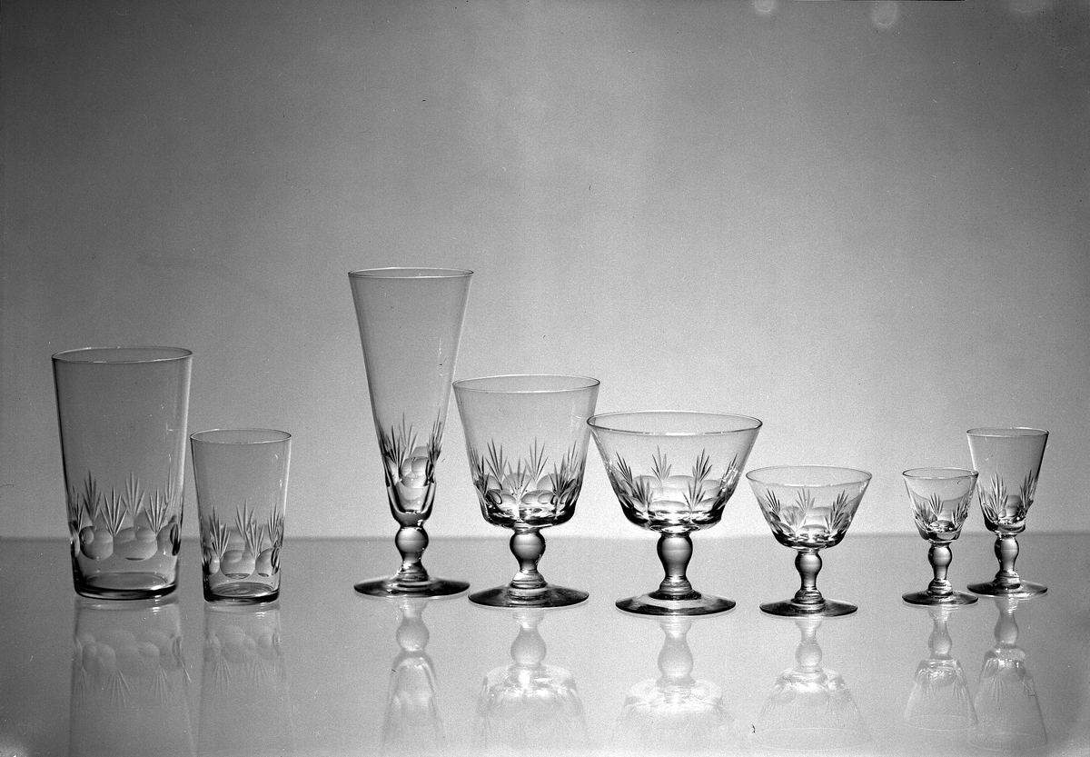 Glas producerat vid Björkshults glasbruk. 
Glasbruket var i drift 1892 - 1978.