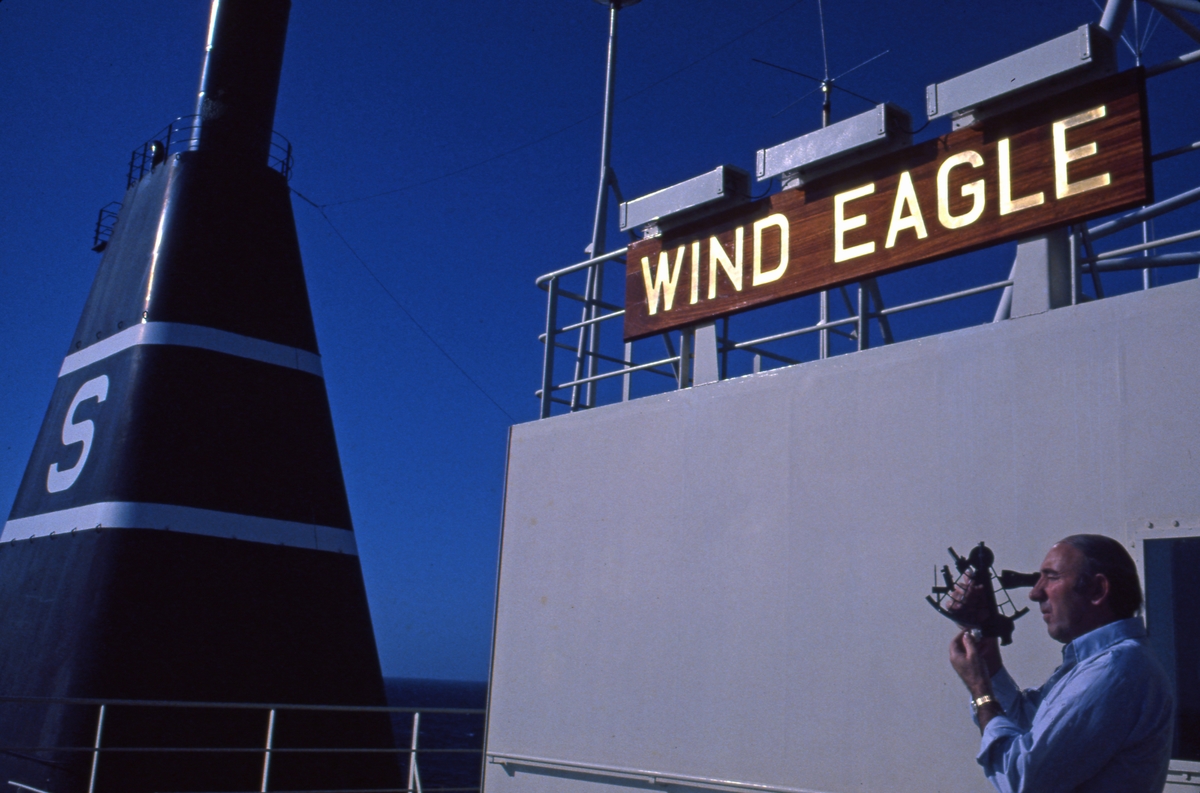 T/T ‘Wind Eagle’ (b. 1977, Kockums Varv, Malmø, Sverige), - Kapteinen måler skipets posisjon med sekstant.