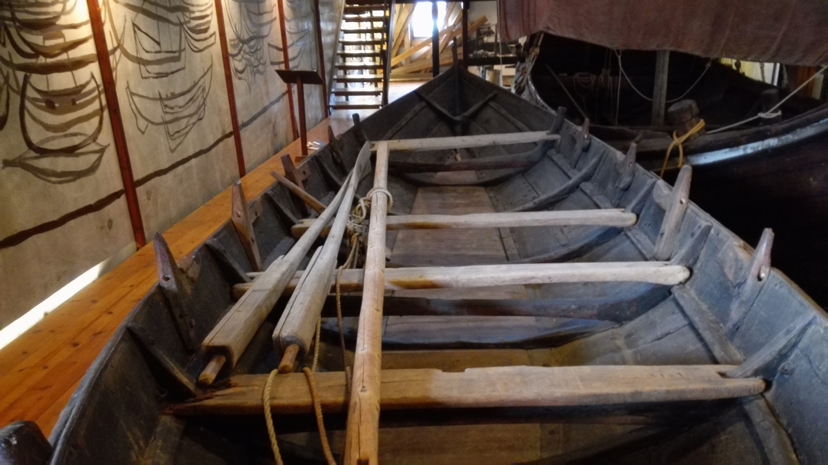 1 båt fra Vetlefjorden

Gammel 4 kjeips båt (otring) fra Vetlefjorden. Båten der er over 100 år gammel er bygget på Slinde av båtbygger Ole Rise fra Leikanger. Den har vært brukt som förslebåt for kreaturer, löv, höi, ved ute i Vetlefjorden samt i senere tid som ekspedisjonsbåt til dampskibene. Har nu i mange år stått i nöst og er noget skröpelig. Længde 7,90 m, bredde 2,08 m. Tjærebredd. Seil og mast med tekkelage(?) mangler. Har defekt ror og tre tiljer, ökset av stokk og tykkest i enderne. Den ene toft har innskåret årstallet 1912. Fire bord i höiden. Plitten og tiljen mangler. Har foran "kodlar" (til fortöiing) på begge sider.
Båtens siste eier var gårdbruker Per Feten og er båten gave fra dennes sön.

Gave fra gårdbruker Anders P. Feten, Vetlefjorden.