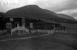 Svisdal gård i Sunndal med våninghus og uthus, bygd med laft