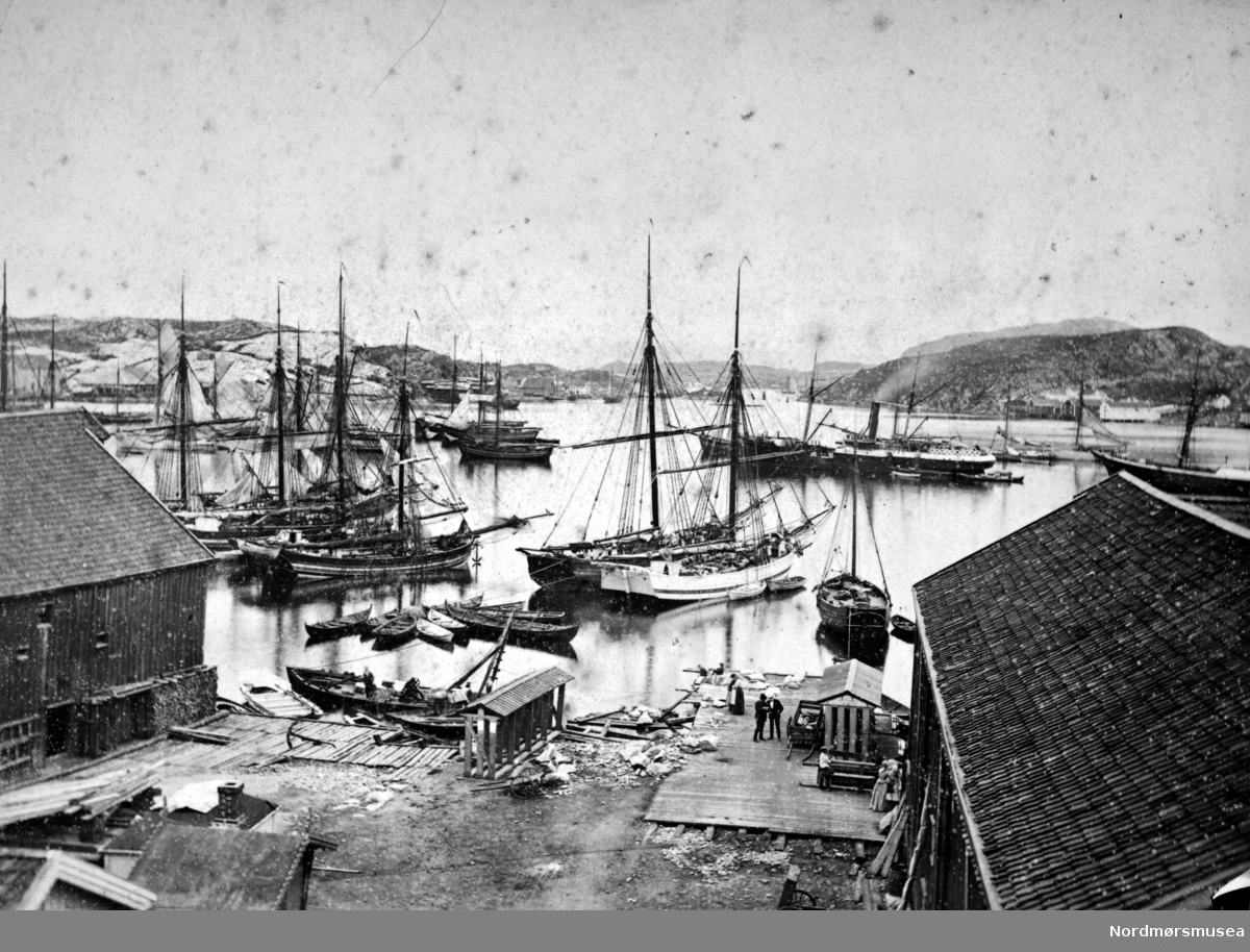 Helsingallmenningen - Strandpartiet som senere fikk fisketorg med fisketrapp og utstikkerkai (Kirkelandet allmenning/Piren) på Kirkelandet i Kristiansund. Bildet er fotografert i 1870 årene. Fotograf er ukjent. Fra Nordmøre museums fotosamlinger.
