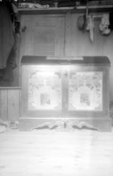 På bildet ser vi en dekorert kiste på Halle. Kistens eier er