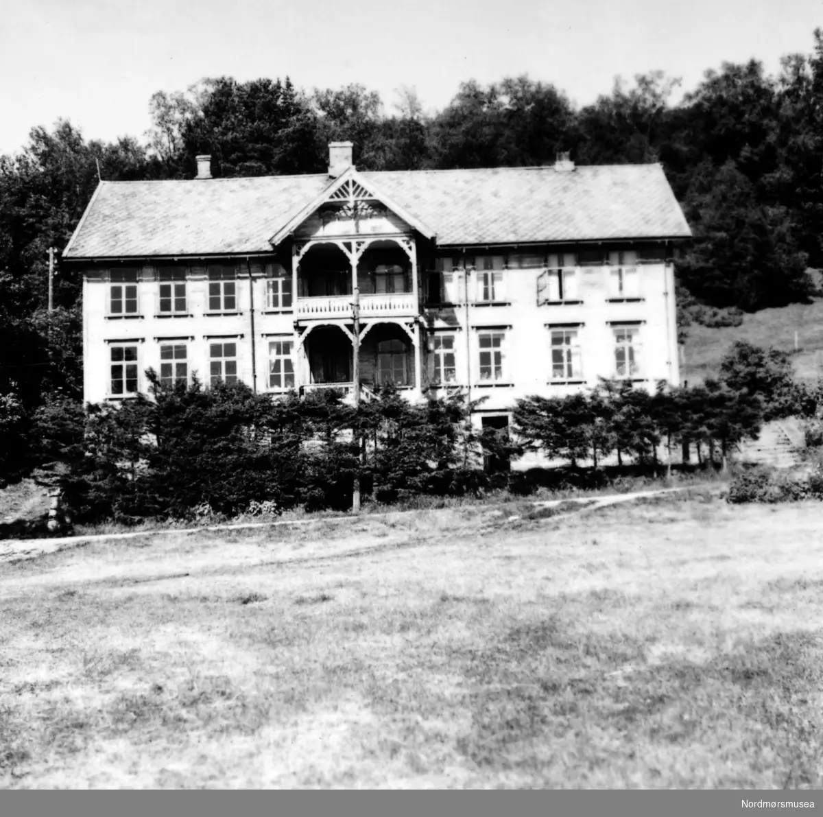 Et flott våninghus på Søgården i Vinsternes på Aure. Bildet er datert 1959. Fra Nordmøre Museums fotosamlinger.
