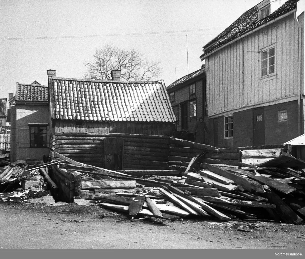 Prospektkort med teksten: Klippfisktørring. Kristiansund N
 Klippfisktørking på Milnbergene på Gomalandet. Til venstre, midt på bildet, ser vi over til Nordlandet og keiser Wilhelm 2s flåte på besøk. Til venstre ser vi litt av Innlandet og Markussundet, Bolgsvaet med Freikollen i bakgrunnen.
 (Frå Nordmøre Museum si fotosamling)   Variant uten poststempel.  Klippfisk tørkes på Milnbergan, Gomalandet, Kristiansund. Flåtebesøk. 
 Fra Nordmøre Museum sin fotosamling.