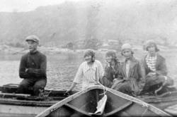 Et gruppebilde og ungdommer på rotur.  Bildet er tatt fra st