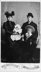 Portrett av en familie, fra venstre bak:  Ragna Kvalvik, Kri