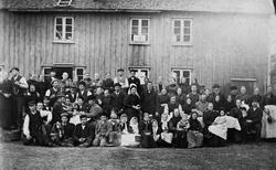 Bryllup med brudepar, gjester og spillemenn, på en større gå