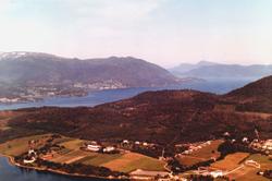 Flyfoto fra Tingvoll kommune. Her ser vi til venstre nede ve