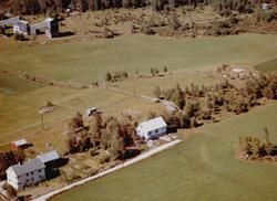 Flyfoto fra Bjørkholt og Vårheim på Meisingset. Bildet er da
