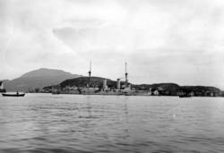 Marinefartøyet på bildet, som ligger oppankret, er den tyske