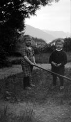 Foto av to gutter ute på en hageflekk, guttene på bildet er 