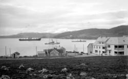 Postkort med lastebåter utenfor Tingvoll Handelslag i Tingvo