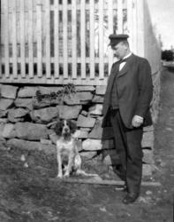 Bokhandler/fotograf Georg Sverdrup, her trolig
med hunden La