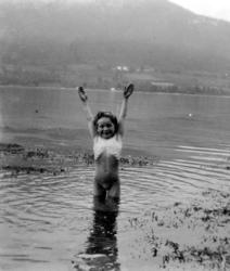 Fotografi av en badende liten jente. Kan det være Eidsvåg i 