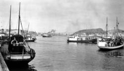 Fra Storkaia ser vi mange rutebåter og "lokale rutebåter". D