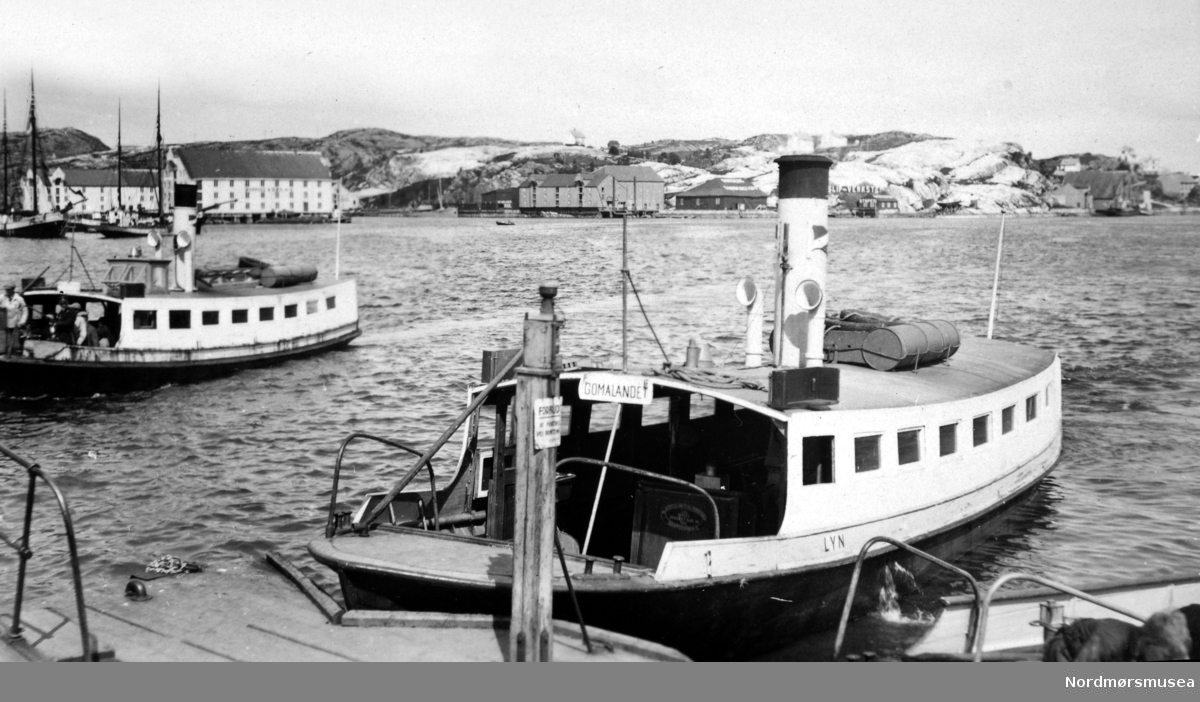 Bildet viser sundbåtene ”Lyn” nærmest og ”Fram” bakerst ved pieren på Kirkelandet i Kristiansund.
Sundbåten ”Lyn” ble bygget i 1912 ved A/S J. Storviks Mek. Verksted (SMV) på Dahle ved Kristiansund som bnr.4 til en pris av kr. 14.000,- (634.500). Den ble betydelig forsinket, og verkstedet måtte betale en dagmulkt deretter. Den er 42,1 fot (12,8 m) lang, 11,1 fot (3,4 m) bred og 5 fot og 6 tommer dybde, hadde en tonnasje på 14,8 bruttoregistertonn og var sertifisert for 66 passasjerer. Den hadde dampmaskin nr. 7 og røykrørskjel nr. 32 fra verkstedet.
Med kullfyring hadde den brenselsutgifter på 3,80 kr. pr. time pr. januar 1949.
Installeringen av motor var tenkt gjort i august/september 1947. To dieselmotorer fra GM ble kjøpt via Berner & Larsen i Oslo. ”Presto” fikk først installert motor, men sundbåtselskapet var svært misfornøyd med den, og med servicen fra firmaet.
Etter kort tid gikk motoren i stå, slik at ”Presto” også tok i bruk motor nummer to. Selskapet prøvde å gjøre en ettårsgaranti gjeldende.
Dampmaskinen i ”Lyn” ble sprengt i august 1949, og båten fikk da installert dieselmotor. Kjelen ble solgt til Frøya i 1949. I oktober 1951 ble det installert varme om bord, og i oktober 1952 ble det installert hydraulisk omstyringsanlegg.
I 1963 ble ”Lyn” anbefalt tatt ut av drift. Man valgte til tross for dette å reparere båten senere på året. I 1973 ble den reparert på ny, denne gang for kr. 36.000,-.
I brev av 26. oktober 1977 søkte Havnevesenet om å få overta ”Lyn” vederlagsfritt til arbeidsbåt. Man viste til at dette var rimelig i og med at Havnevesenet i alle år hadde utført vedlikehold og tilsyn vederlagsfritt (det er på det rene at Havnevesenet i årenes løp har utført et betydelig gratisarbeid for Sundbåtvesenet). Men i Formannskapets møte 4. april 1978 ble det vedtatt at ”Lyn” skulle søkes bevart. En egen komitè ble nedsatt. Havnefogd Loennechen advarte i brev til teknisk rådmann av 7. august 1978 mot bevaring. Den oppnevnte komitè gjorde det samme i notat av 6. februar 1979. 
Det endte med at man i sundbåtstyrets møte 30. oktober 1980 vedtok at ”Nordmøre forening for bevaring av eldre båter og fartøyer” (Nordmøre Kystlag) fikk overta båten med formål å bevare den. Dette mot at man påtok seg det fulle ansvaret for båtens vedlikehold og bevaring. Overtakelsen skjedde vederlagsfritt. Formannskapet gjorde samme vedtak 18. desember 1980.
”Lyn” ble satt på land i 1985. I desember 1992 ga Norsk Hydro kr. 200.000,- i gave til istandsetting av ”Lyn” i forbindelse med byjubileet.
”Lyn” ble satt på land i Vågen i Kristiansund og sto flere år og rustet uten at den ble tatt tak i. I 2016 ble den oppgitt og skrotet.
Sundbåten ”Fram” ble bygget i 1878 ved Trondheims Mekaniske Verksted og var 11,7 meter lang, 2,5 meter bred og hadde en tonnasje på 15,38 bruttotonn. Båten ble senere sertifisert for 45 passasjerer og ble satt i drift 17. juni 1878. Ved utbruddet av andre verdenskrig ble ”Fram” senket under bombingen 28. april til 1. mai 1940. Båten ble hevet 8. mai og satt på slipp ved Sterkoder Mek. Verksted, for så å bli reparert der i 1941. Båten opphørte i drift da formannskapet den 21. august 1958 vedtok å overdra ”Fram” vederlagsfritt til Havnevesenet som arbeidsbåt.
Kilde for båtene: Sven Erik Olsen og Tor Olsen. Sundbåten. Folk over havna - fra fergemenn til Angvik. Utgitt 2005. (Info: Peter Storvik). --
To av Kristiansunds sundbåter ved Piren. Den ene er Lyn. Fra venstre bakgrunn ser vi bryggene på Devoldholmen og Knudtzon-holmen. Deretter ser vi innløpet til Vågen, med Milnbrygga (før vaskehallene er bygd) og Israelsnesset med Israelsnesset mekaniske verksted. Til høyre ser vi Arnesens saltlager, tilflyttet 1900, seinere brukt av Redningsselskapet og Småbåtlaget. De salt-hvite bergene er klippfiskberg på Gomalandet. Fra Nordmøre Museum sin fotosamling.