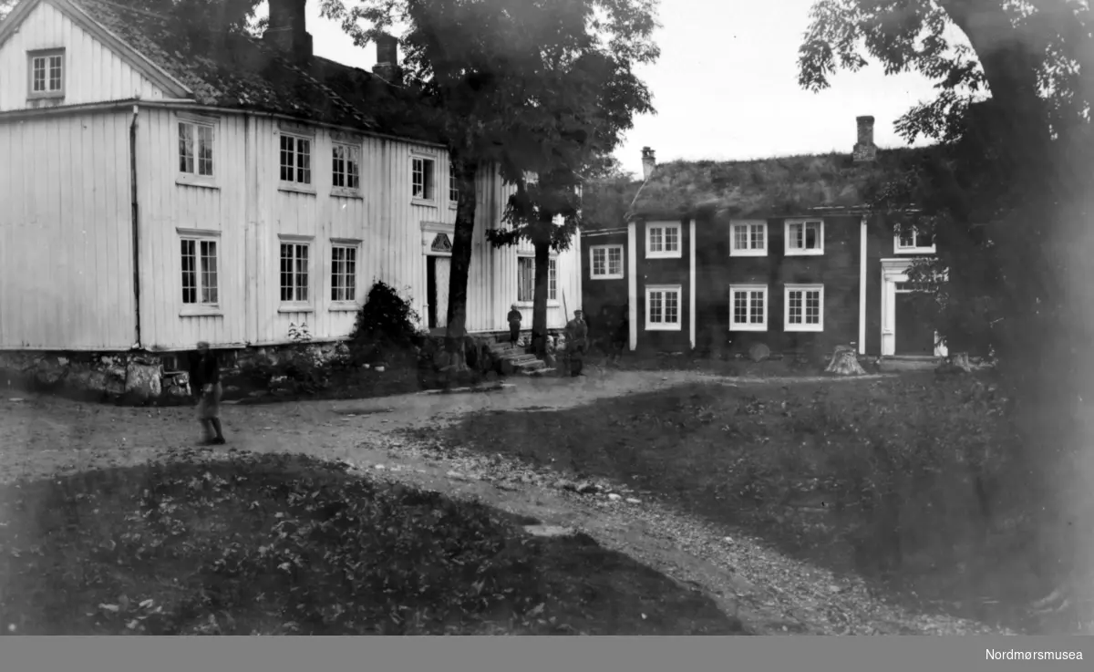 Postkort: 639 ";Gimnes gård. Nordmør. Eneret G. Sverdrup 1934"; Foto fra Gimnes gård i Gjemnes kommune, hvor vi ser fra to gårdshus foran et tun. Fra Nordmøre Museums fotosamlinger. Reg: EFR

