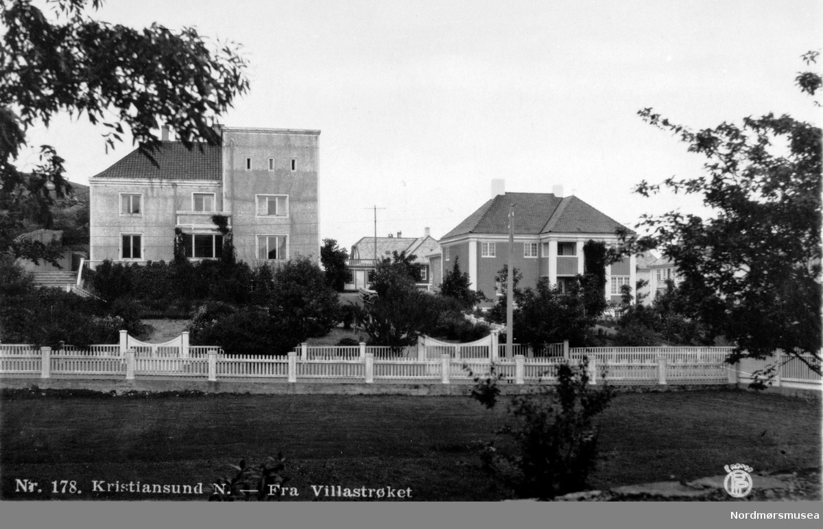 Langveien på toppen. Postkort Eberhardt Oppi. Slottet til Werring til venstre. stakitt gjerder . Fra Nordmøre Museum sin fotosamling.