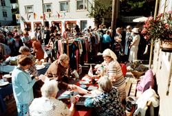 Stor torgdag
med mye folk en ukjent plass - trolig på Nordmø